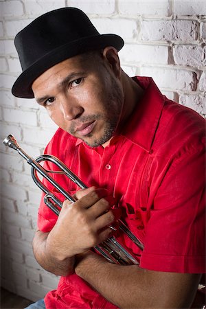 sombrero - Portrait of Musician holding Trumpet, Studio Shot Foto de stock - Sin royalties Premium, Código: 600-06803951