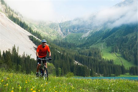 Mature Man Riding Mountain Bike by Vilsalpsee, Tannheim Valley, Tyrol, Austria Stockbilder - Premium RF Lizenzfrei, Bildnummer: 600-06819405