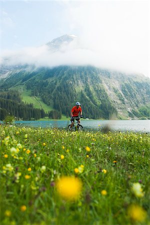 Mature Man Riding Mountain Bike by Vilsalpsee, Tannheim Valley, Tyrol, Austria Foto de stock - Sin royalties Premium, Código: 600-06819407