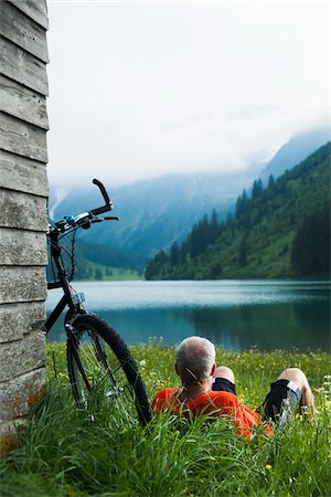 Mature Man with Mountain Bike Relaxing by Lake, Vilsalpsee, Tannheim Valley, Tyrol, Austria Foto de stock - Sin royalties Premium, Código: 600-06819419