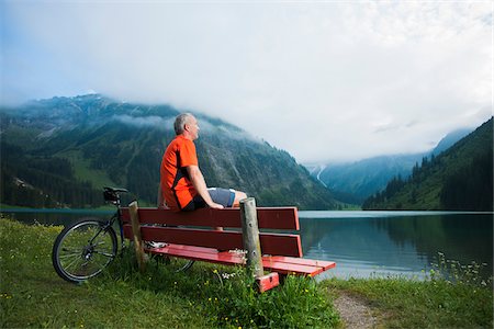 Mature Man on Bench by Lake with Mountain Bike, Vilsalpsee, Tannheim Valley, Tyrol, Austria Foto de stock - Royalty Free Premium, Número: 600-06819420