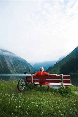 Mature Man on Bench by Lake with Mountain Bike, Vilsalpsee, Tannheim Valley, Tyrol, Austria Photographie de stock - Premium Libres de Droits, Code: 600-06819423