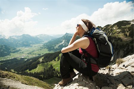 randonneuse - Mature woman sitting on cliff, hiking in mountains, Tannheim Valley, Austria Photographie de stock - Premium Libres de Droits, Code: 600-06826344