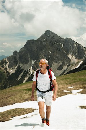 Mature man hiking in mountains, Tannheim Valley, Austria Foto de stock - Sin royalties Premium, Código: 600-06826353