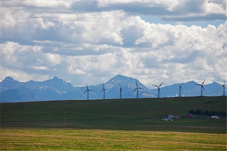 Wind generators in field, mountain range in background, Montana, USA Foto de stock - Sin royalties Premium, Código: 600-06847376