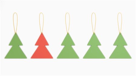 se distinguer - Christmas tree shaped decorations in a row on white background Photographie de stock - Premium Libres de Droits, Code: 600-06841666