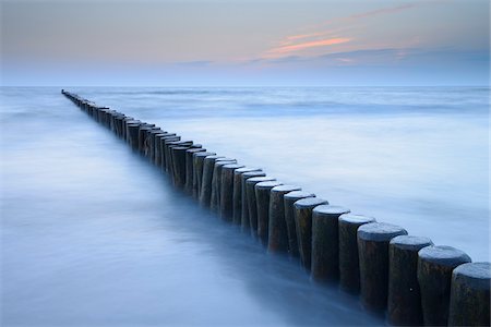 deich - Groyne before sunrise, Zingst, Darss, Fischland-Darss, Baltic sea, Mecklenburg-Western Pomerania, Germany, Europe Foto de stock - Sin royalties Premium, Código: 600-06841697