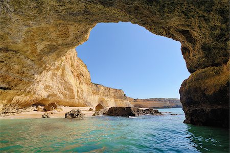 simsearch:600-06841820,k - Cliffs with Natural Arch between Armacao de Pera and Portimao, Benagil, Lagoa, Portugal Foto de stock - Sin royalties Premium, Código: 600-06841834