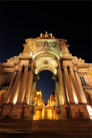 simsearch:600-06841874,k - Arco da Rua Augusta in Praca do Comercio illuminated at Night, Baixa, Lisbon, Portugal Foto de stock - Sin royalties Premium, Código: 600-06841873