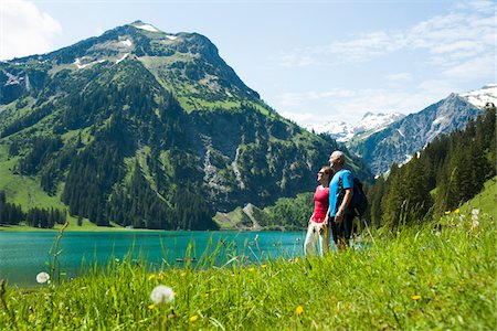 Mature man and woman looking at scenic view, Lake Vilsalpsee, Tannheim Valley, Austria Foto de stock - Royalty Free Premium, Número: 600-06841900