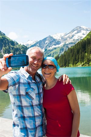 disparar - Mature man and woman taking a picture of themselves, Lake Vilsalpsee, Tannheim Valley, Austria Foto de stock - Sin royalties Premium, Código: 600-06841903
