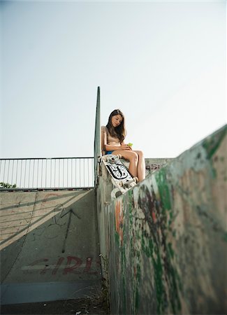 skateboard - Girl Hanging out in Skatepark, Feudenheim, Mannheim, Baden-Wurttemberg, Germany Photographie de stock - Premium Libres de Droits, Code: 600-06894975