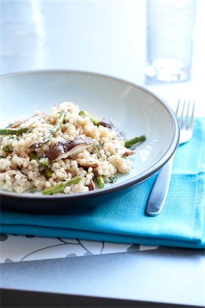 placemat - Single Serving of Barley Risotto with Mushroom and Asparagus Foto de stock - Sin royalties Premium, Código: 600-06895063