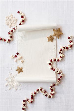 snowflake - Scroll of Paper with Handmade Crafts, Studio Shot Foto de stock - Sin royalties Premium, Código: 600-06895074