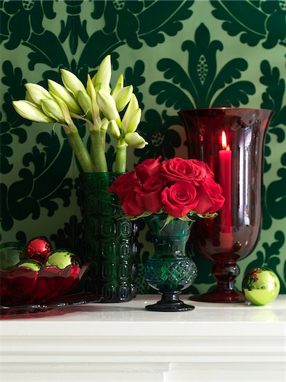 Fireplace Mantle Decorated for Christmas with Flowers, Ornaments and Candles Photographie de stock - Premium Libres de Droits, Artiste: Mark Burstyn, Le code de l’image : 600-06895077