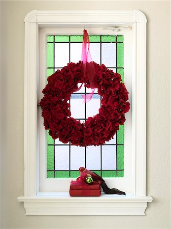 Window Decorated with Christmas Wreath and Gift Photographie de stock - Premium Libres de Droits, Code: 600-06895079
