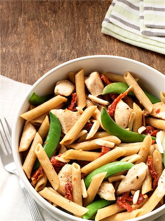 Single Serving of Chicken Penne Pasta with Roasted Red Peppers, Snap Peas and Slivered Almonds Stock Photo - Premium Royalty-Free, Code: 600-06895071