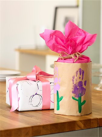 simsearch:600-06895083,k - Presents Wrapped using Homemade Wrapping Paper made with Kid's Crafts Photographie de stock - Premium Libres de Droits, Code: 600-06895083