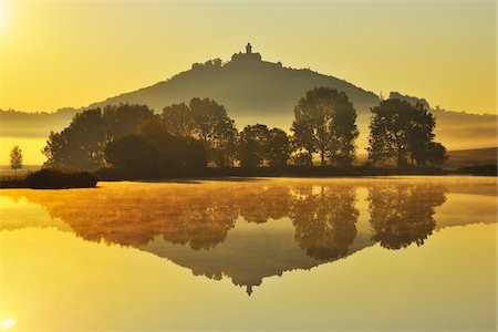 Wachsenburg Castle with Morning Mist reflecting in Lake at Dawn, Drei Gleichen, Thuringia, Germany Photographie de stock - Premium Libres de Droits, Code: 600-06899712