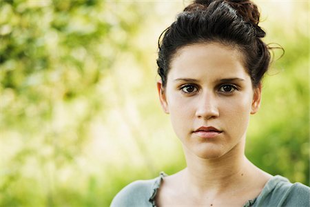 simsearch:600-06621023,k - Close-up portrait of teenaged girl outdoors in nature, looking at camera, Germany Foto de stock - Sin royalties Premium, Código: 600-06899839