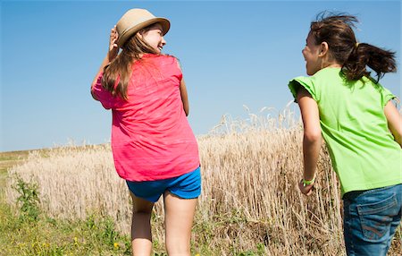 shirt - Backview of Girls running in field, Germany Foto de stock - Sin royalties Premium, Código: 600-06899857