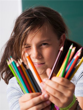 Close-up of girl holding colored pencils in hands, Germany Photographie de stock - Premium Libres de Droits, Code: 600-06899885