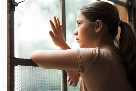 Girl looking out of window, Germany Foto de stock - Sin royalties Premium, Código: 600-06899909