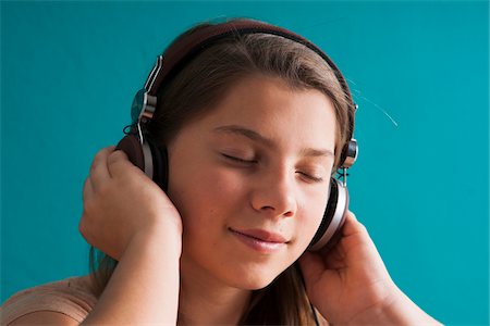 Close-up of Girl wearing headphones with eyes closed, Germany Foto de stock - Sin royalties Premium, Código: 600-06899918