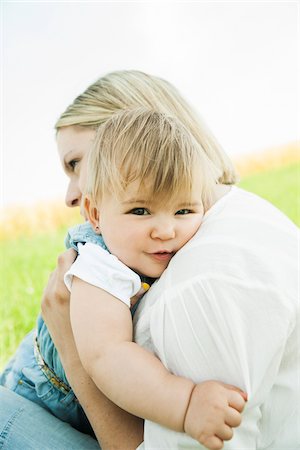 Mother Hugging Baby Daughter Outdoors, Mannheim, Baden-Wurttemberg, Germany Foto de stock - Sin royalties Premium, Código: 600-06892769