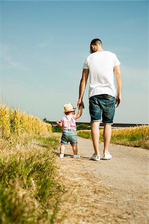 Father and Baby Daughter Walking Outdoors, Mannheim, Baden-Wurttemberg, Germany Photographie de stock - Premium Libres de Droits, Code: 600-06892761