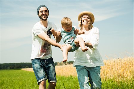 family enjoying life - Parents Swinging Baby Daughter by Agricultural Field, Mannheim, Baden-Wurttemberg, Germany Photographie de stock - Premium Libres de Droits, Code: 600-06892775