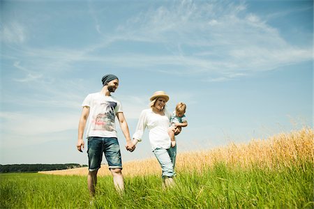 Family Walking by Agricultural Field, Mannheim, Baden-Wurttemberg, Germany Stockbilder - Premium RF Lizenzfrei, Bildnummer: 600-06892771