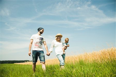 family with three children - Family Walking by Agricultural Field, Mannheim, Baden-Wurttemberg, Germany Photographie de stock - Premium Libres de Droits, Code: 600-06892771