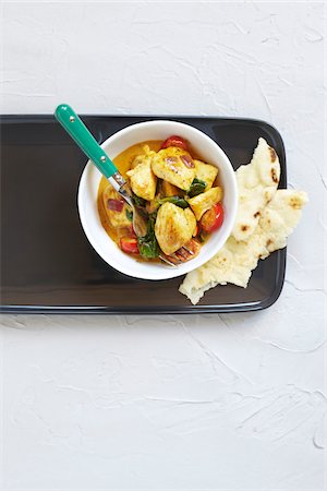 Overhead View of Chicken Curry with Naan Bread, Studio Shot Stockbilder - Premium RF Lizenzfrei, Bildnummer: 600-06934973