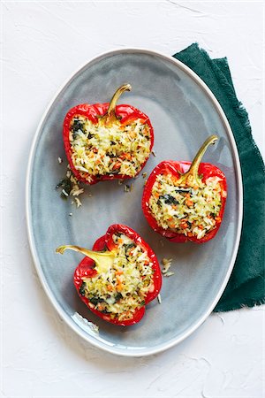 relleno (comida) - Overhead View of Vegetarian Stuffed Red Peppers with Rice, Spinach, Vegetables and Cheese, Studio Shot Foto de stock - Sin royalties Premium, Código: 600-06934984
