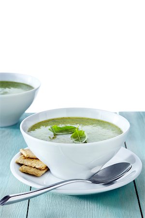 Green Soup with Basil Garnish and Crackers, Studio Shot Photographie de stock - Premium Libres de Droits, Code: 600-06935004