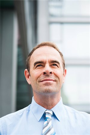 Portrait of Businessman Outdoors, Mannheim, Baden-Wurttemberg, Germany Photographie de stock - Premium Libres de Droits, Code: 600-06939766