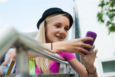 Teenage Girl using Cell Phone Outdoors, Mannheim, Baden-Wurttemberg, Germany Photographie de stock - Premium Libres de Droits, Code: 600-06939789