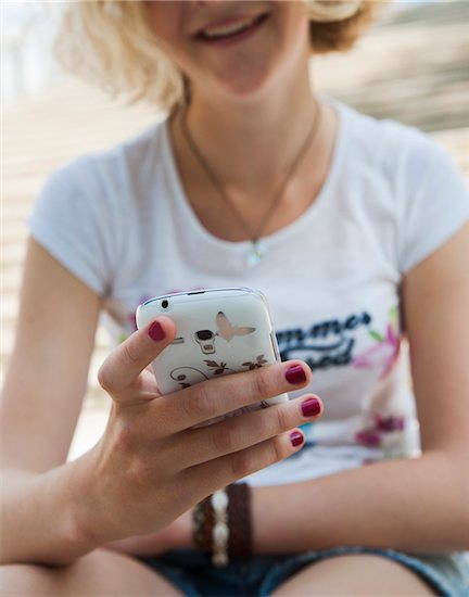 Teenage Girl using Cell Phone Outdoors, Mannheim, Baden-Wurttemberg, Germany Foto de stock - Sin royalties Premium, Artista: Uwe Umstätter, Código de la imagen: 600-06939793