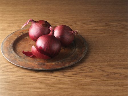 Red Onions on Metal Plate on Wooden Background, Studio Shot Foto de stock - Sin royalties Premium, Código: 600-06967735