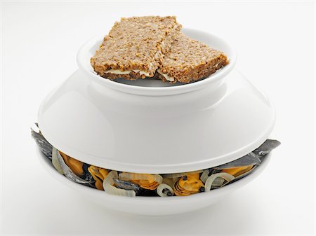 pain de blé complet - Mussels in Dish with Bread on Top, Studio Shot Photographie de stock - Premium Libres de Droits, Code: 600-06967733