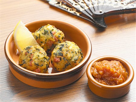 fried potato - Fried Potatao Balls with Lemon Wedge and Bowl of Salsa, Studio Shot Photographie de stock - Premium Libres de Droits, Code: 600-06967740