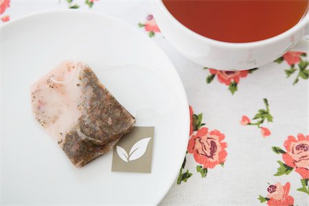 Overhead View of Used Tea Bag on Saucer with Cup of Tea, Studio Shot Foto de stock - Sin royalties Premium, Código: 600-06967766