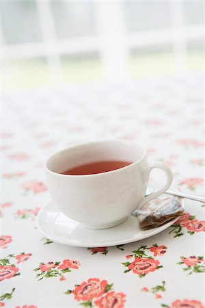 Cup of Tea with Used Tea Bag on Table, Studio Shot Foto de stock - Sin royalties Premium, Código: 600-06967767