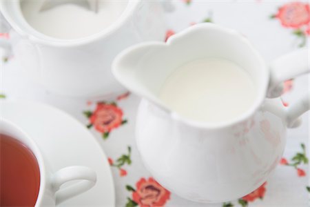 simsearch:600-07067020,k - Close-up of Creamer, Studio Shot Foto de stock - Sin royalties Premium, Código: 600-06967760