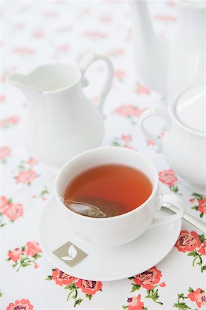 Tea Set with Cup of Tea, Studio Shot Stockbilder - Premium RF Lizenzfrei, Bildnummer: 600-06967762