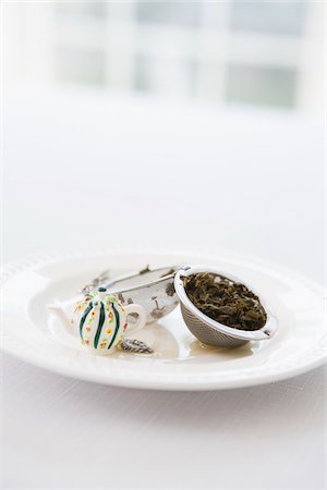 Used Tea Infuser Open with Loose Tea Leaves on Saucer, Studio Shot Stockbilder - Premium RF Lizenzfrei, Bildnummer: 600-06967774