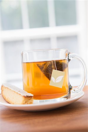 Cup of Tea in Clear Mug with Lemon Biscotti, Studio Shot Foto de stock - Sin royalties Premium, Código: 600-06967779