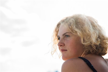 Close-up portrait of teenage girl outdoors, looking into the distance, Germany Photographie de stock - Premium Libres de Droits, Code: 600-06961044