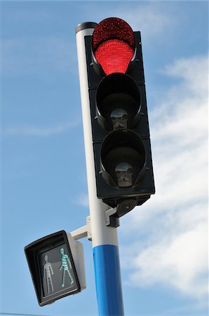 semaforo rosso - Close-up of Traffic Light with stop light and walking sign Fotografie stock - Premium Royalty-Free, Codice: 600-06961799